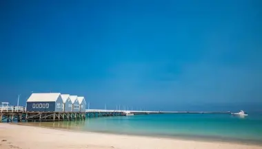 مراهق أسترالي يسبح 4 كيلومترات وينقذ عائلته من الغرق في عرض البحر