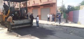 ضربة قوية للمنتخبين...سكان حي مغربي يدفعون مساهمات مالية ويتعاقدون مع شركة لتزفيت الشوارع