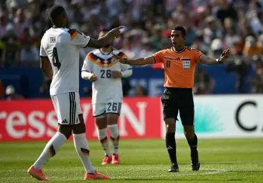 بعد فشلهم في الميدان.. الألمان يعلقون خيبتهم على حكمنا المغربي جلال جيد ويتهمونه بسرقة التأهل!