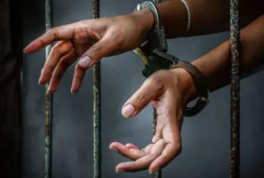 محاكمة ثلاثيني  اعتدى على ابنته القاصر مستغلا غياب زوجته بالعمل في الخليج