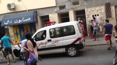شخص يغفل الشرطة و يهرب من السيارة بعد القبض عليه بخريبكة