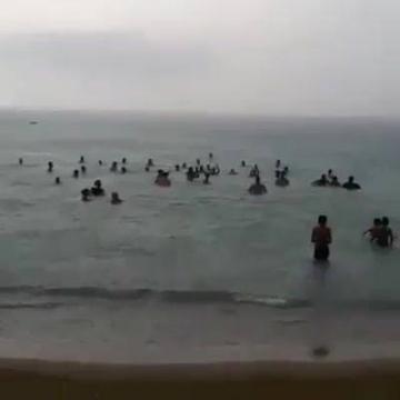 بالفيديو.. شباب الحسيمة في عومة إحتجاجية جديدة