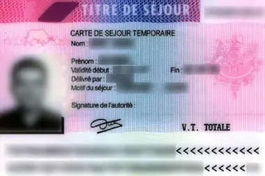 يهم المهاجرين المغاربة .. شروط جديدة للحصول على الإقامة الدائمة والجنسية بفرنسا