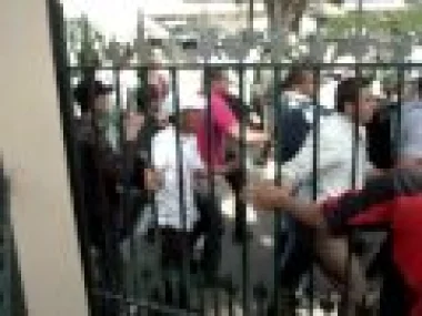 شريط حصري للأساتذة المجازين لحظة اقتحامهم لمبنى وزارة التربية الوطنية‏