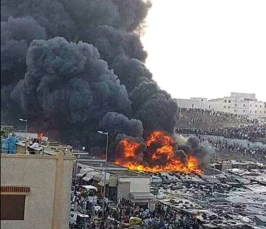 عاجل...حريق مهول يلتهم الأخضر واليابس بسوق شعبي بطنجة (فيديو)