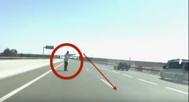 بالفيديو : سائق سيارة بالطريق السيار يضع دركيا في موقف محرج للغاية بعدما وثق بكاميرته خرقه السافر