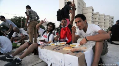 الإفطار العلني في تونس.. دستور يسمح وقانون يعاقب