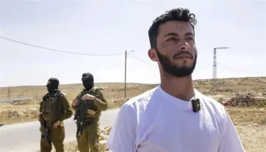 جنود إسرائيليون يداهمون منزل مخرج فلسطيني حائز على الأوسكار
