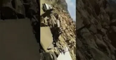 بالفيديو.. رجل يتخلص من جمل هائج بطريقة وحشية