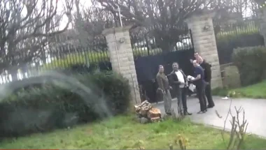 بالفيديو: إهانة الشاب خالد وزوجته أمام القنصلية الجزائرية بفرنسا بسبب "جنسيته المغربية"