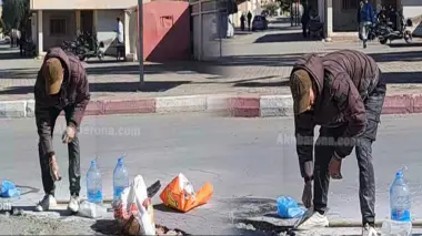 وجدة .. مواطن يقوم بترقيع حفرة بالإسمنت بأحد الشوارع بعد تقاعس المجلس البلدي