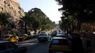 تحالف نقابي يشل قطاع سيارات الأجرة الصغيرة بتطوان