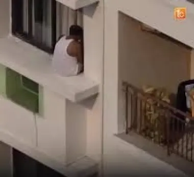 تصرف متهور لمسن على نافذة بناية مرتفعة يثير الانتقادات