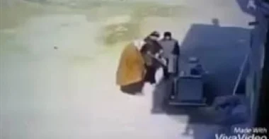 بالفيديو.. لحظة نجاة رجل من الموت بأعجوبة سحبته ماكينة