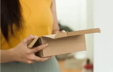طلبت قميصاً مستعملاً عبر الإنترنت.. وما وصلها في الطرد كان مفاجأة غير متوقعة