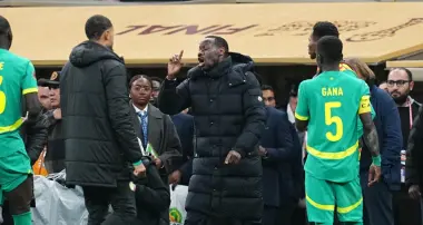 قربالة في منتخب السنغال.. المدرب ثياو يهدد بمقاطعة رحلة المونديال ويضع الاتحاد المحلي في ورطة!