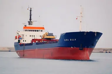 غرق سفينة تجارية محملة بـ"الكلنكر" قبالة سواحل العيون والسلطات المغربية تنجح في إنقاذ جميع أفراد الطاقم