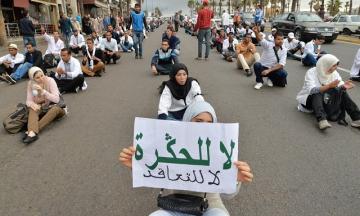 باحث جامعي معروف "يقصف" الأساتذة المتعاقدين ويؤكد أن مطالبهم بالتوظيف باطلة