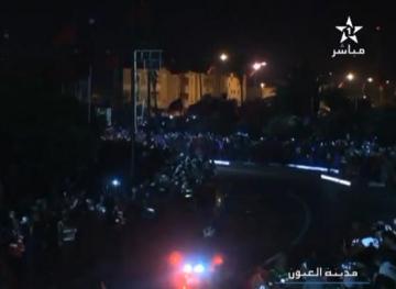 ساكنة العيون تنير طريق الملك بالهواتف بعد انقطاع الكهرباء