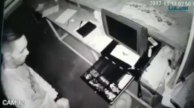 كفاش دار حتى دخل : شوفو شفار سرق مبلغ كبير بمركز تجاري بطنجة