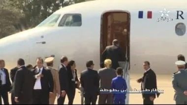 صعود مرافق للملك للطائرة بعد تأخر الرئيس الفرنسي في النزول