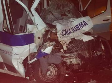 كان في طريقه للعلاج بطنجة.. وفاة مريض وإصابات خطيرة في حادثة سير بين حافلة وسيارة إسعاف(صور)