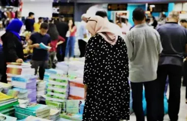 مع أم ضد.. مكتبات "تبتز" أولياء الأمور وتفرض عليهم شراء الدفاتر مع الكتب المدرسية (فيديو)