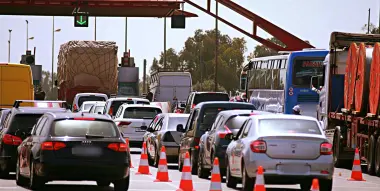 اختناق محور تمارة–بوزنيقة في ذروة الصيف.. إنذار مبكر للمغرب واختبار حقيقي لبنيته التحتية قبل مونديال 2030