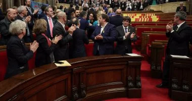 رسميا .. كتالونيا تٌعلن الانفصال عن اسبانيا و هذا هو رد حكومة مدريد (فيديو)