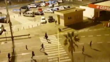 بالفيديو: قاصرون مغاربة يشنون هجوما جماعيا مباغثا على ميناء مليلية ليلة رأس السنة وإصابة أحدهم