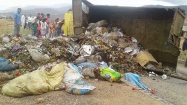 بالصور..انقلاب شاحنة لجمع الأزبال وهذا مصير العمال