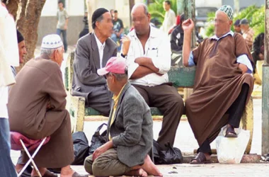 الحكومة تهيئ المغاربة لرفع سن التقاعد وإعادة النظر في الرواتب