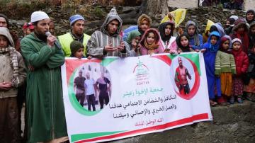 في عز البرد القارس: الإخوة "زعيتر" يدخلون "الفرحة" على قلوب "مهمشين" بالمغرب العميق