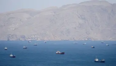 بحارة عالقون في هرمز.. مؤن تنفد وانتظار بلا نهاية