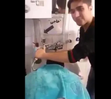 حلاق يبصق على رأس زبون