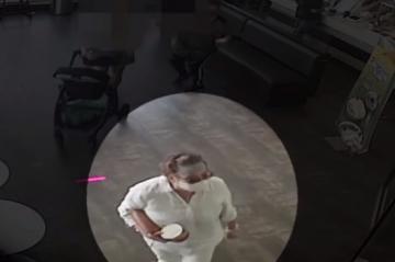 فيديو لا يصدق...سيدة تسعل في وجه رضيع لإصابته بالعدوى بعد خلاف مع والدته