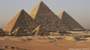 مصر تنفي قرار غلق منطقة الأهرامات بالجيزة