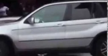 بالفيديو..شاهد ماذا فعلت هذه الفتاة للتخلص من مخالفة "الصابو" في عجلة سيارتها