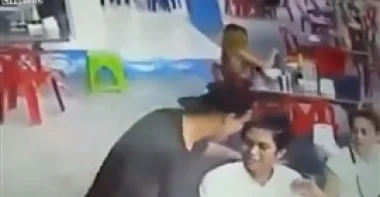 بالفيديو.. شاب يعتدي على فتاة رفضت إعطاءه رقم هاتفها