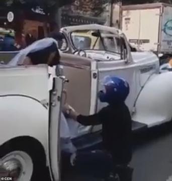 موقف محرج لعروس اعترض حبيبها السابق طريقها لمنعها من الزواج