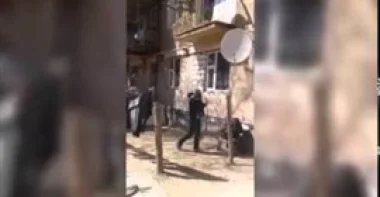 بالفيديو.. أم ترمي ابنها من بلكونة ليلتقطه والده في الأسفل