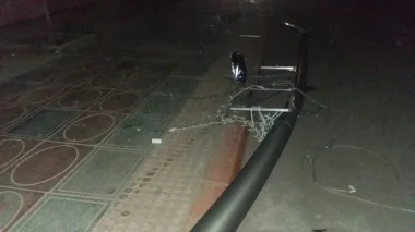عاجل... سيارة خفيفة تدهس شابين كانا بصدد عبور الطريق وتقتل أحدهما وترسل الاخر للانعاش
