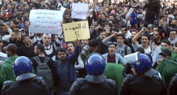 استنفار أمني غير مسبوق بالجزائر بسبب "مليونية" ضد "بوتفليقة" ومخاوف من استعمال النظام لـ"البلطجية"