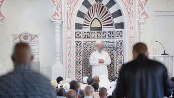 وقعت بتونس ... توقيف مؤقت لإمام بسبب تلاوته لآية قرآنية تتضمن لفظ "ينقلب" أمام مسؤول وزاري