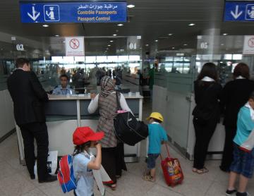 موقف شجاع من مهاجر مغربي يكلفه 1400 دولار بسبب إهانة تعرض لها بمطار الرباط سلا