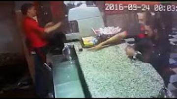 اعطى هاتفه لنادل ليشحنه فسرقه شخص آخر بطريقة غريبة