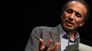 بالتزامن مع هجوم "ماكرون" على الإسلام ...القضاء الفرنسي يوجه تهمة اغتصاب امرأة خامسة للمفكر "طارق رمضان"