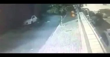 بالفيديو.. امرأة تنجو من الموت بأعجوبة