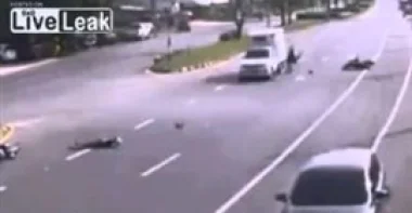 بالفيديو.. شاب سيئ الحظ يتعرض لحادثين في أقل من 15 ثانية