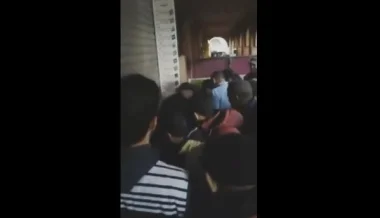 خطير : تجار مضربين يحتجزون تاجرا داخل متجره بأكادير (فيديو)